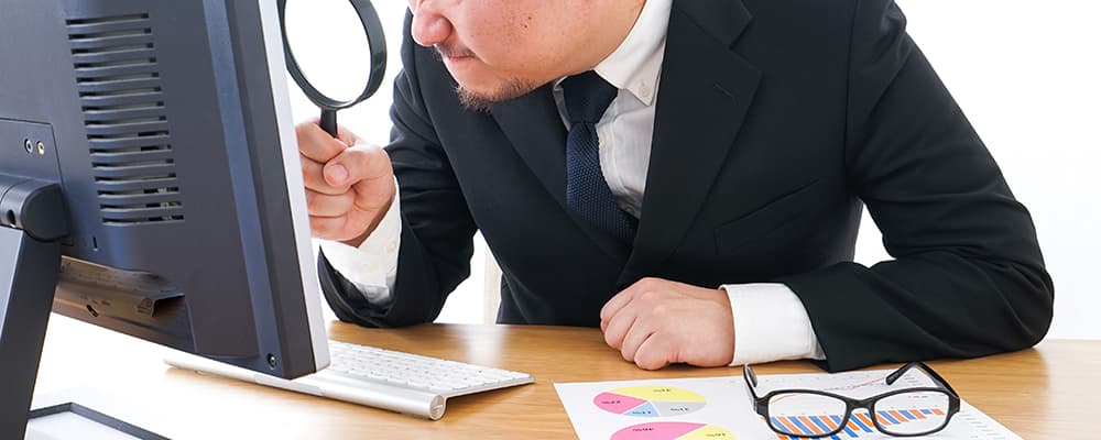 調査を行うファクタリング会社スタッフ