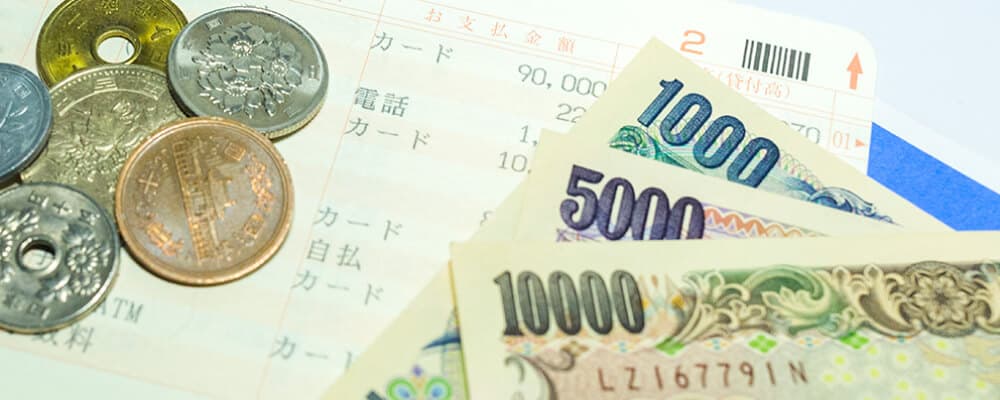 通帳と散乱する現金